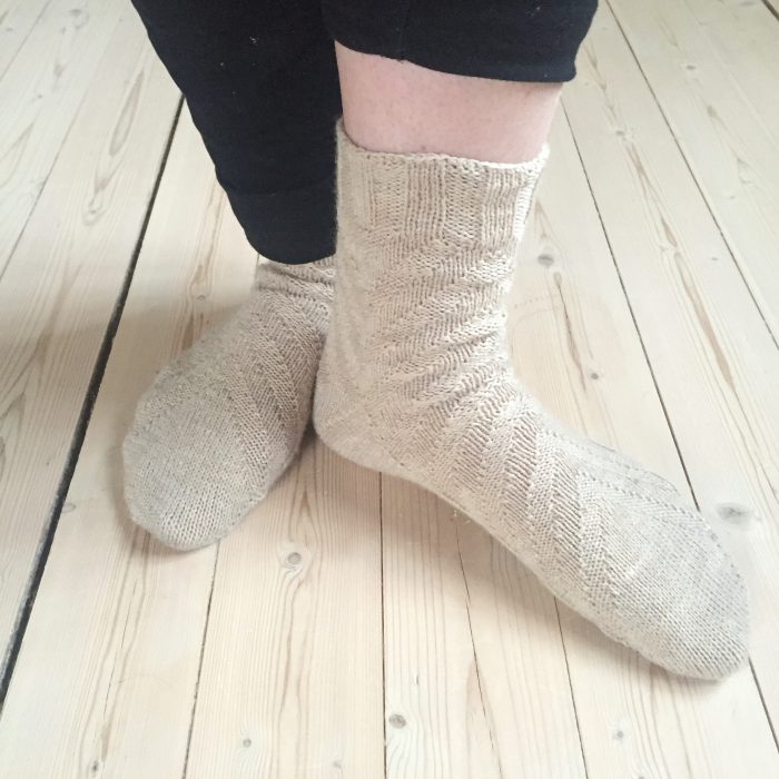 sockarna salut i beige